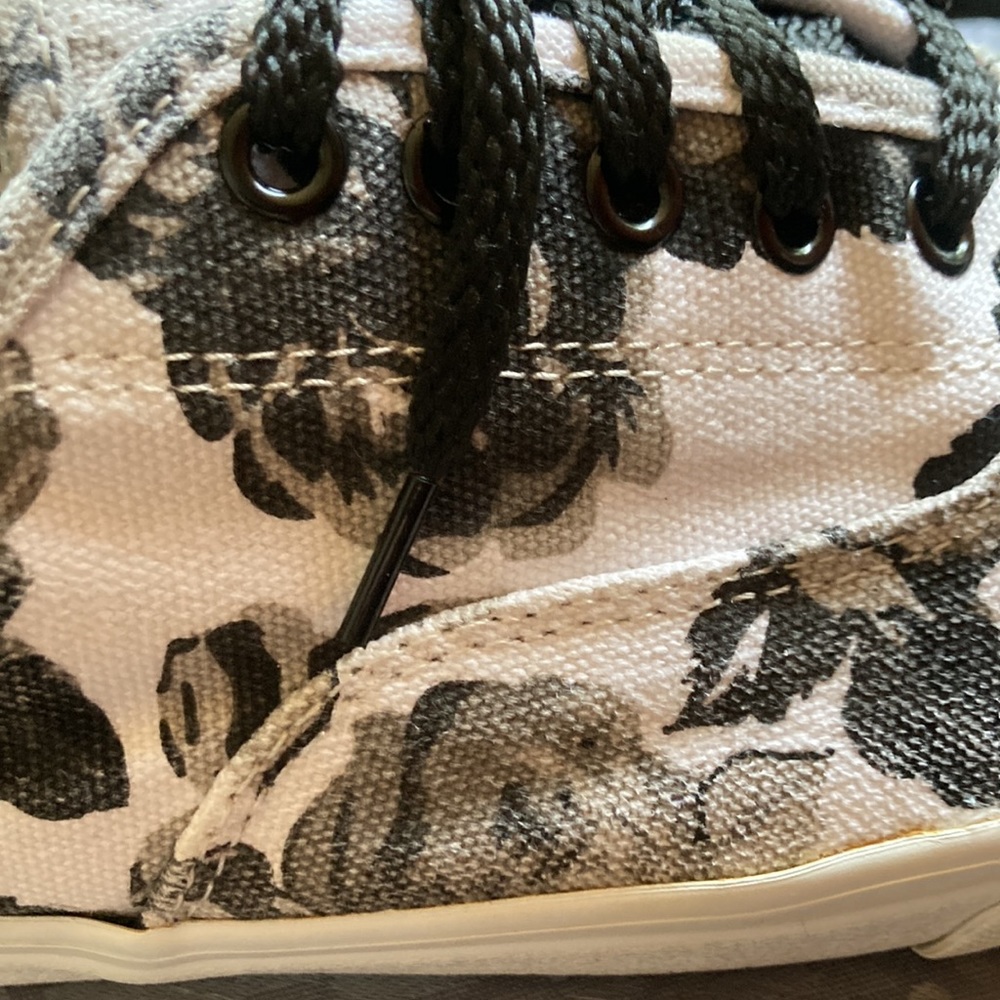 OLD NAVY Black and White Floral Canvas Women’s Sneakers Size 9 EUC New Laces